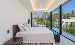Villa contemporánea y lujosa en venta cerca de todos los servicios en una comunidad residencial muy solicitada en la Milla de Oro de Marbella 44827 
