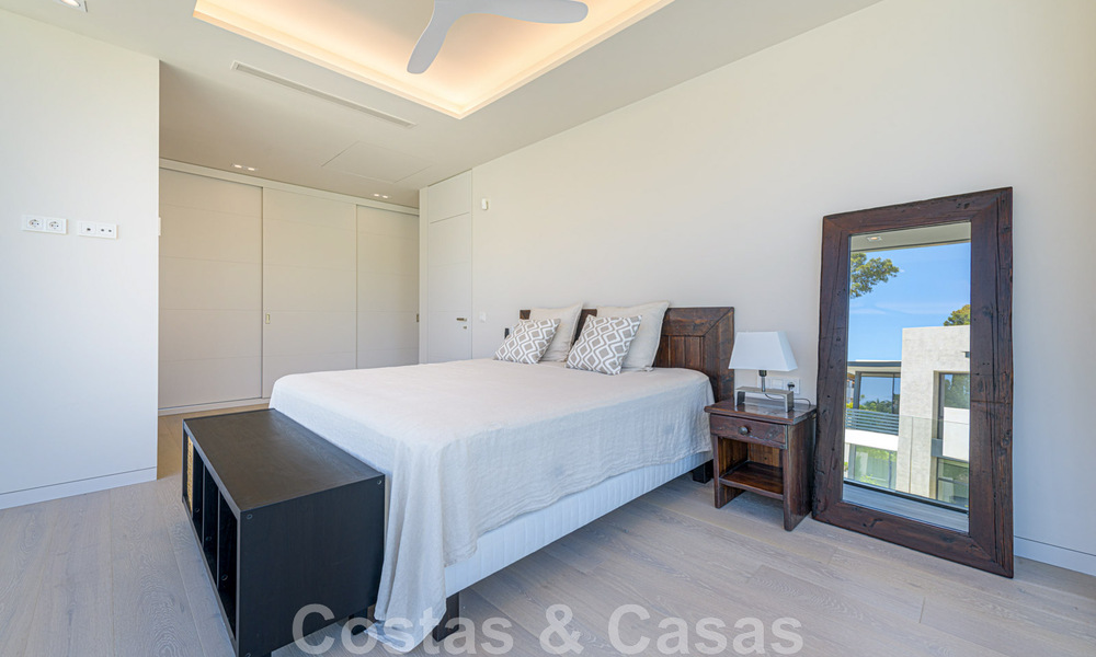 Villa contemporánea y lujosa en venta cerca de todos los servicios en una comunidad residencial muy solicitada en la Milla de Oro de Marbella 44828