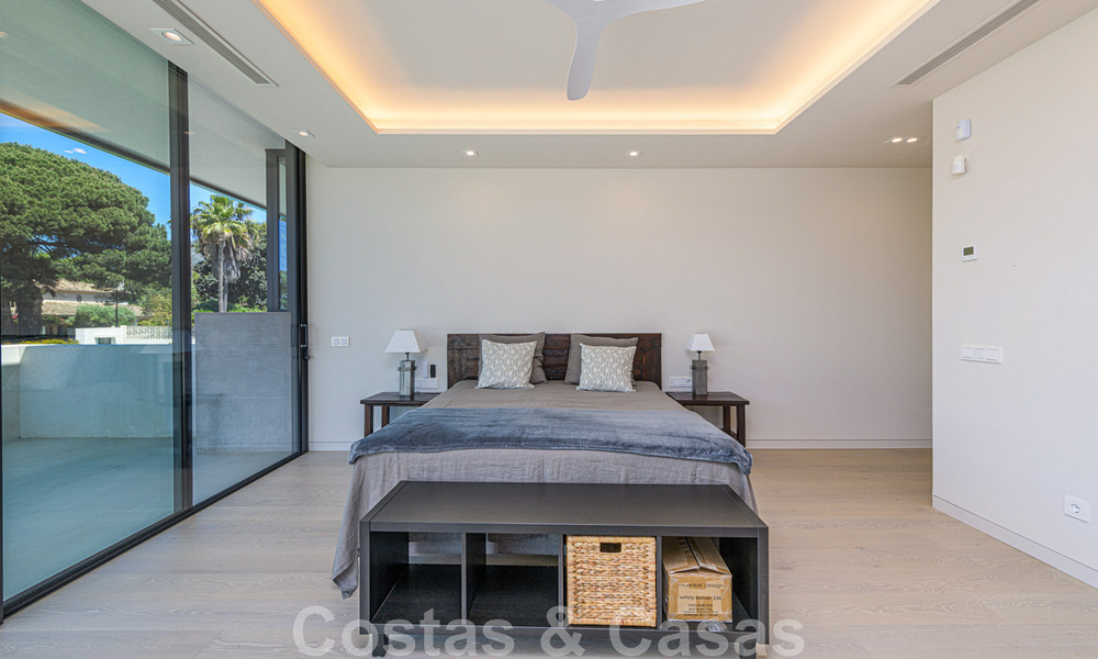Villa contemporánea y lujosa en venta cerca de todos los servicios en una comunidad residencial muy solicitada en la Milla de Oro de Marbella 44830