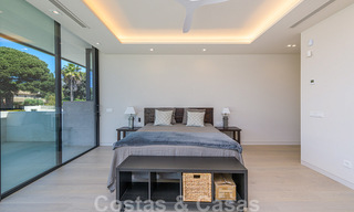 Villa contemporánea y lujosa en venta cerca de todos los servicios en una comunidad residencial muy solicitada en la Milla de Oro de Marbella 44830 