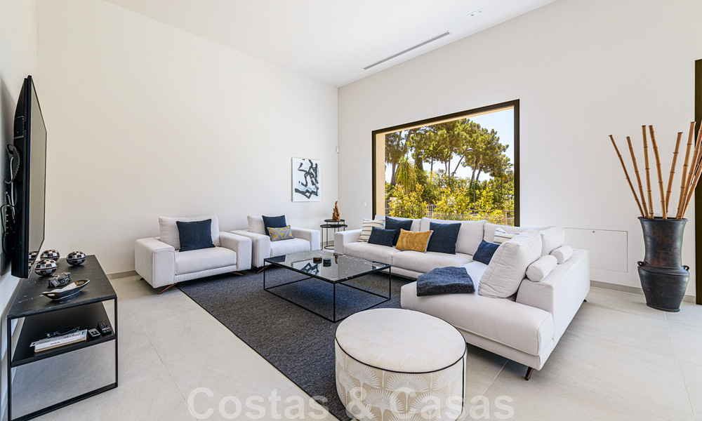 Villa contemporánea y lujosa en venta cerca de todos los servicios en una comunidad residencial muy solicitada en la Milla de Oro de Marbella 44839