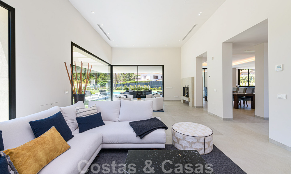 Villa contemporánea y lujosa en venta cerca de todos los servicios en una comunidad residencial muy solicitada en la Milla de Oro de Marbella 44844