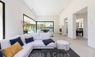 Villa contemporánea y lujosa en venta cerca de todos los servicios en una comunidad residencial muy solicitada en la Milla de Oro de Marbella 44844 