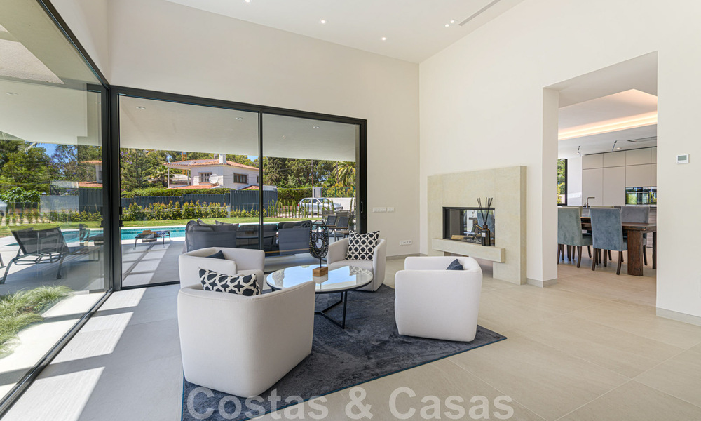 Villa contemporánea y lujosa en venta cerca de todos los servicios en una comunidad residencial muy solicitada en la Milla de Oro de Marbella 44845