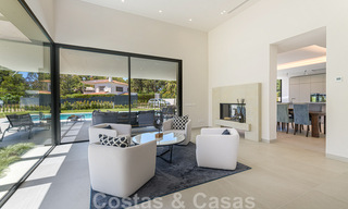 Villa contemporánea y lujosa en venta cerca de todos los servicios en una comunidad residencial muy solicitada en la Milla de Oro de Marbella 44845 