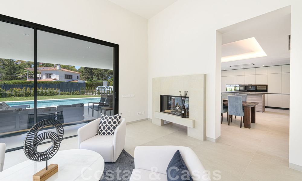 Villa contemporánea y lujosa en venta cerca de todos los servicios en una comunidad residencial muy solicitada en la Milla de Oro de Marbella 44846