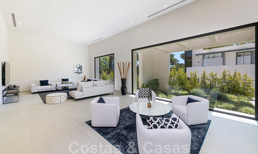 Villa contemporánea y lujosa en venta cerca de todos los servicios en una comunidad residencial muy solicitada en la Milla de Oro de Marbella 44847
