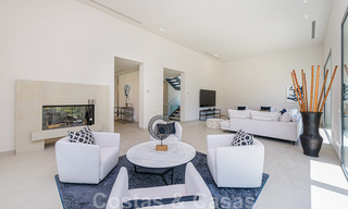 Villa contemporánea y lujosa en venta cerca de todos los servicios en una comunidad residencial muy solicitada en la Milla de Oro de Marbella 44848 
