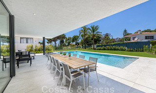 Villa contemporánea y lujosa en venta cerca de todos los servicios en una comunidad residencial muy solicitada en la Milla de Oro de Marbella 44855 