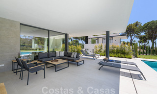 Villa contemporánea y lujosa en venta cerca de todos los servicios en una comunidad residencial muy solicitada en la Milla de Oro de Marbella 44857 
