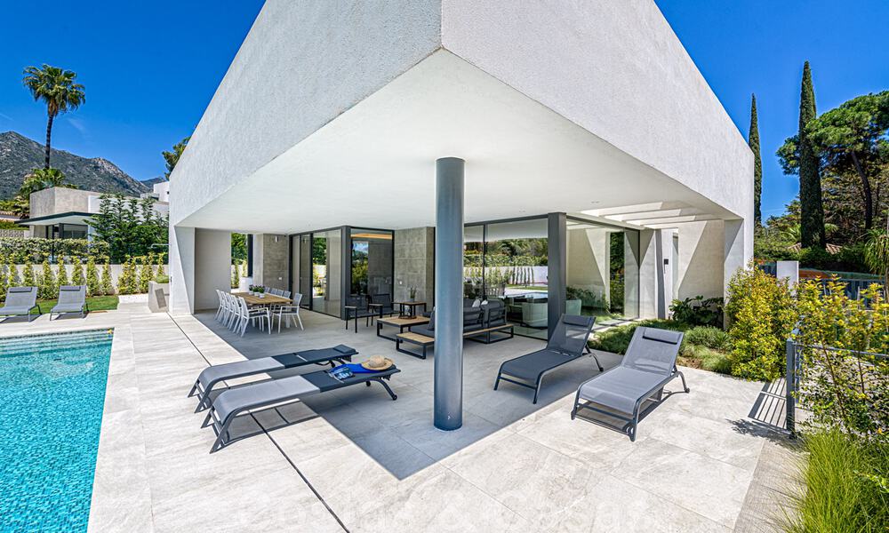 Villa contemporánea y lujosa en venta cerca de todos los servicios en una comunidad residencial muy solicitada en la Milla de Oro de Marbella 44858