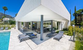 Villa contemporánea y lujosa en venta cerca de todos los servicios en una comunidad residencial muy solicitada en la Milla de Oro de Marbella 44858 