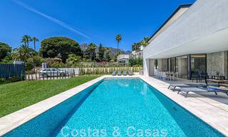 Villa contemporánea y lujosa en venta cerca de todos los servicios en una comunidad residencial muy solicitada en la Milla de Oro de Marbella 44859 