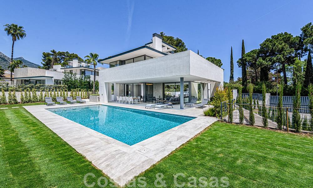 Villa contemporánea y lujosa en venta cerca de todos los servicios en una comunidad residencial muy solicitada en la Milla de Oro de Marbella 44860