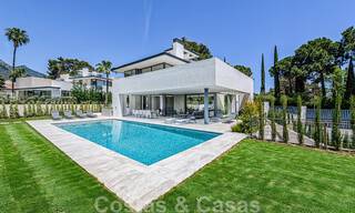 Villa contemporánea y lujosa en venta cerca de todos los servicios en una comunidad residencial muy solicitada en la Milla de Oro de Marbella 44860 