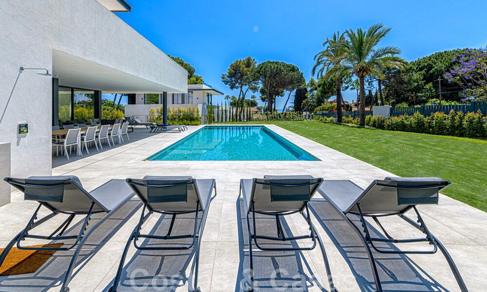 Villa contemporánea y lujosa en venta cerca de todos los servicios en una comunidad residencial muy solicitada en la Milla de Oro de Marbella 44862