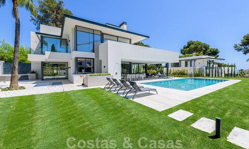 Villa contemporánea y lujosa en venta cerca de todos los servicios en una comunidad residencial muy solicitada en la Milla de Oro de Marbella 44863