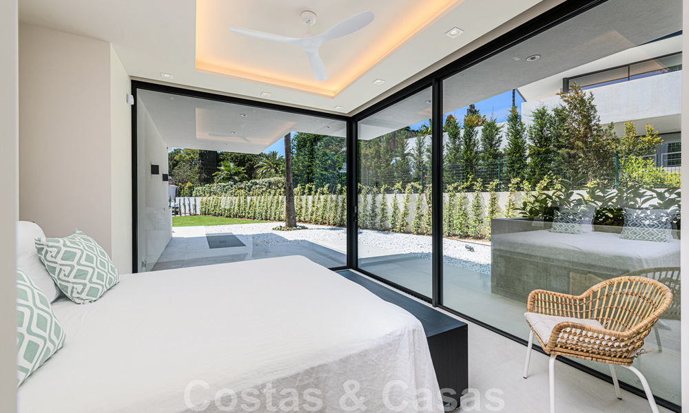 Villa contemporánea y lujosa en venta cerca de todos los servicios en una comunidad residencial muy solicitada en la Milla de Oro de Marbella 44865