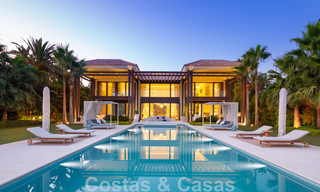 Exclusiva y prestigiosa villa de diseño en venta, situada en primera línea de golf en el corazón de Nueva Andalucía en Marbella 44799