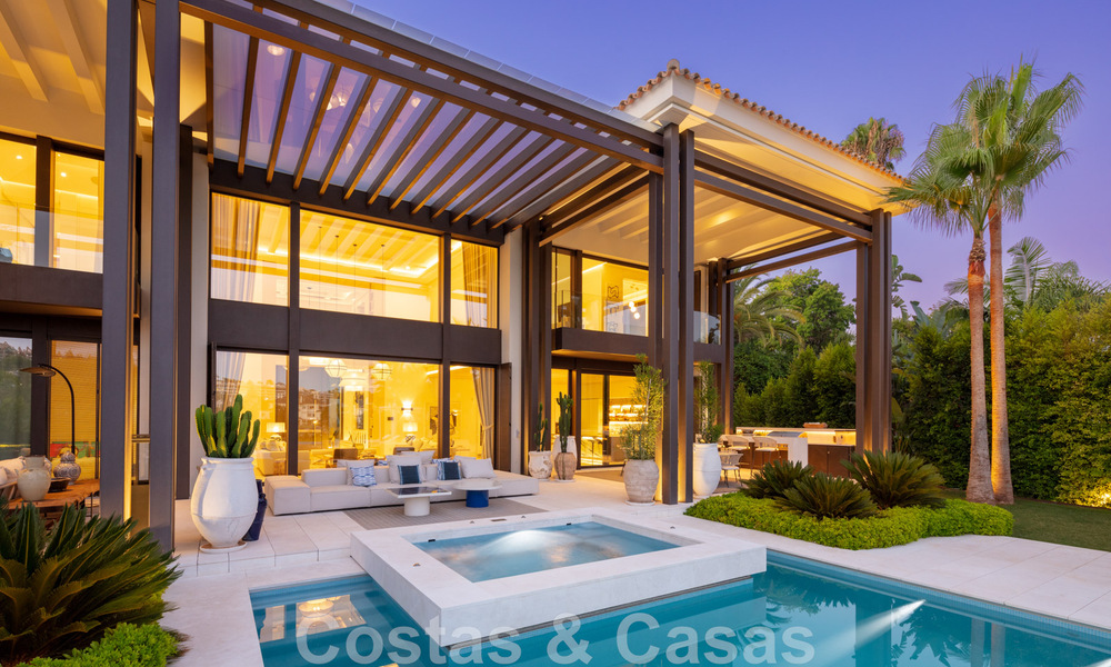 Exclusiva y prestigiosa villa de diseño en venta, situada en primera línea de golf en el corazón de Nueva Andalucía en Marbella 44800