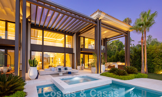 Exclusiva y prestigiosa villa de diseño en venta, situada en primera línea de golf en el corazón de Nueva Andalucía en Marbella 44800 
