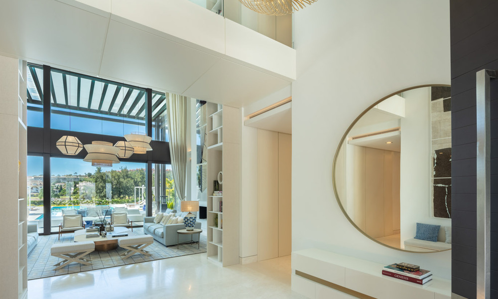 Exclusiva y prestigiosa villa de diseño en venta, situada en primera línea de golf en el corazón de Nueva Andalucía en Marbella 44802