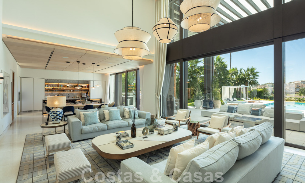 Exclusiva y prestigiosa villa de diseño en venta, situada en primera línea de golf en el corazón de Nueva Andalucía en Marbella 44804