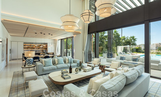Exclusiva y prestigiosa villa de diseño en venta, situada en primera línea de golf en el corazón de Nueva Andalucía en Marbella 44804 