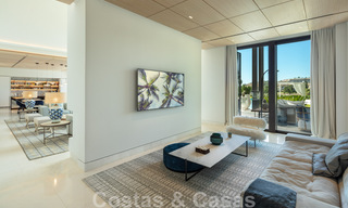 Exclusiva y prestigiosa villa de diseño en venta, situada en primera línea de golf en el corazón de Nueva Andalucía en Marbella 44805 