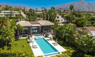 Exclusiva y prestigiosa villa de diseño en venta, situada en primera línea de golf en el corazón de Nueva Andalucía en Marbella 44808 