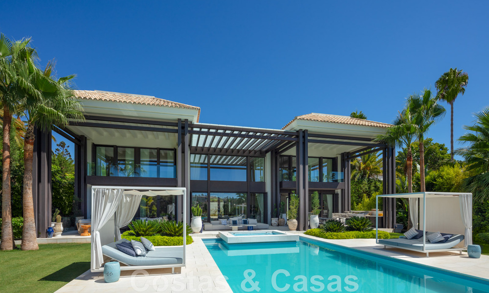 Exclusiva y prestigiosa villa de diseño en venta, situada en primera línea de golf en el corazón de Nueva Andalucía en Marbella 44809