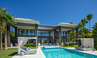 Exclusiva y prestigiosa villa de diseño en venta, situada en primera línea de golf en el corazón de Nueva Andalucía en Marbella 44809 