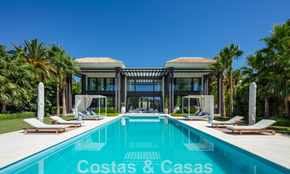 Exclusiva y prestigiosa villa de diseño en venta, situada en primera línea de golf en el corazón de Nueva Andalucía en Marbella 44810
