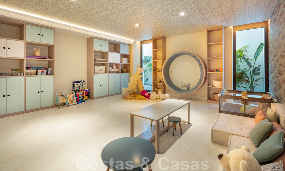 Exclusiva y prestigiosa villa de diseño en venta, situada en primera línea de golf en el corazón de Nueva Andalucía en Marbella 44812