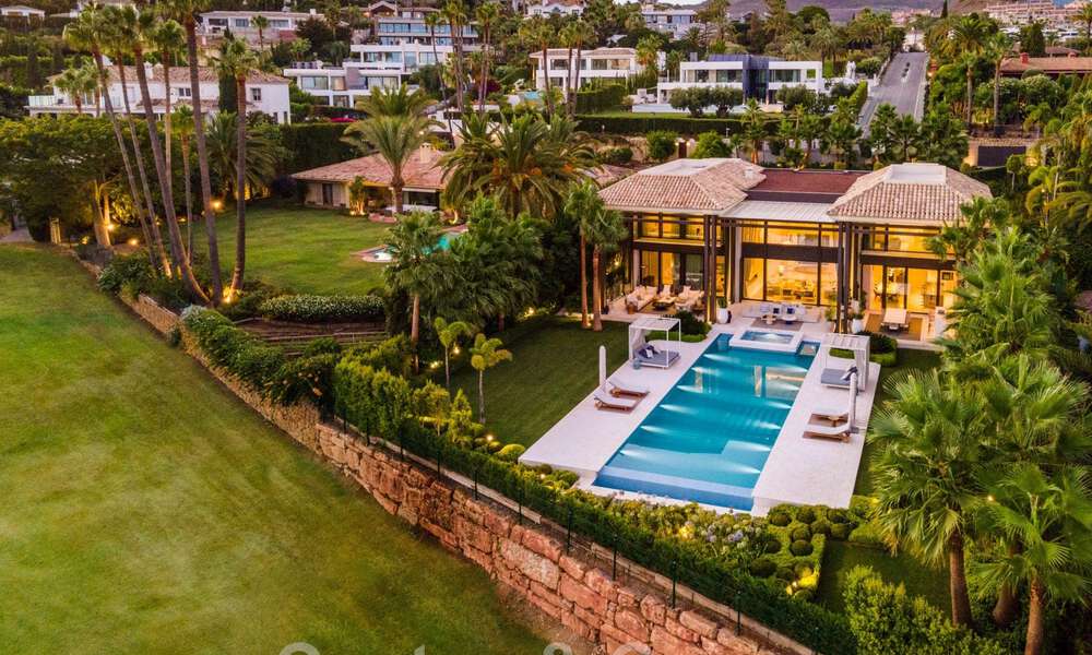 Exclusiva y prestigiosa villa de diseño en venta, situada en primera línea de golf en el corazón de Nueva Andalucía en Marbella 44815