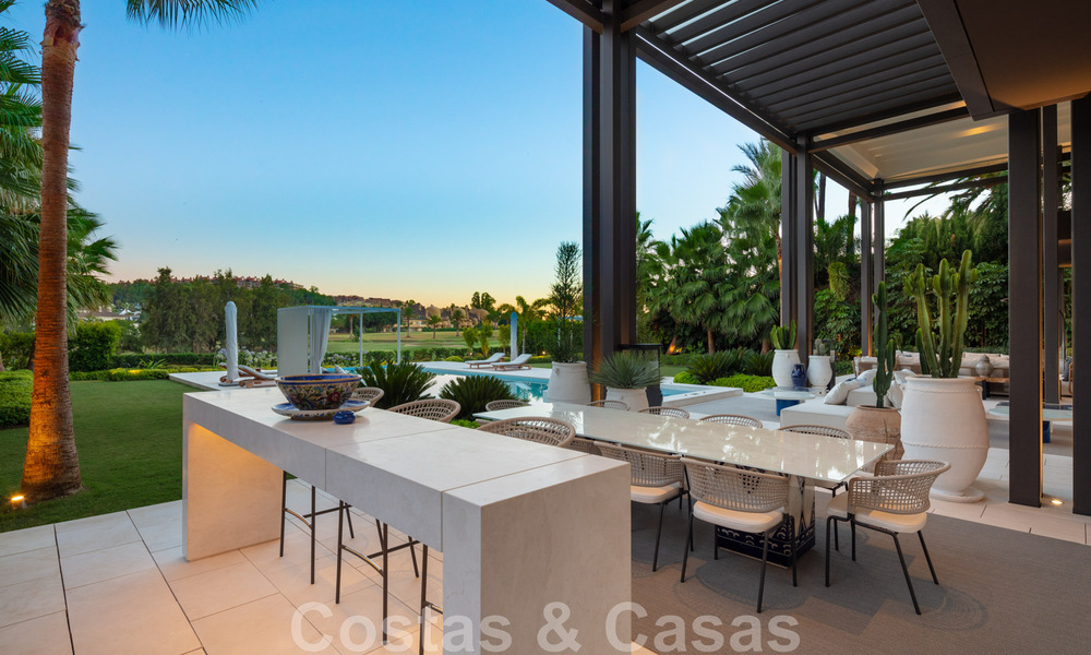 Exclusiva y prestigiosa villa de diseño en venta, situada en primera línea de golf en el corazón de Nueva Andalucía en Marbella 44816