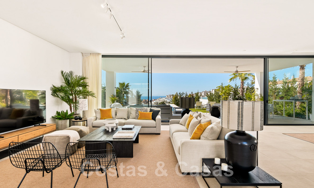 Se vende villa moderna, lista para entrar a vivir, en primera línea de golf con impresionantes vistas al mar en Marbella Este 44976