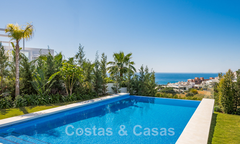 Se vende villa moderna, lista para entrar a vivir, en primera línea de golf con impresionantes vistas al mar en Marbella Este 44980