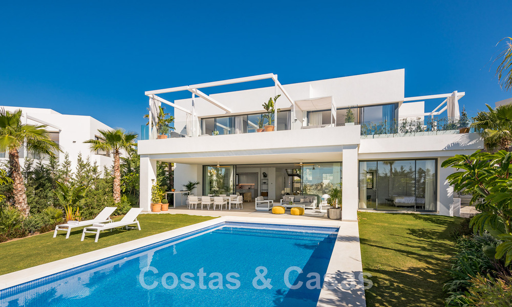 Se vende villa moderna, lista para entrar a vivir, en primera línea de golf con impresionantes vistas al mar en Marbella Este 44981