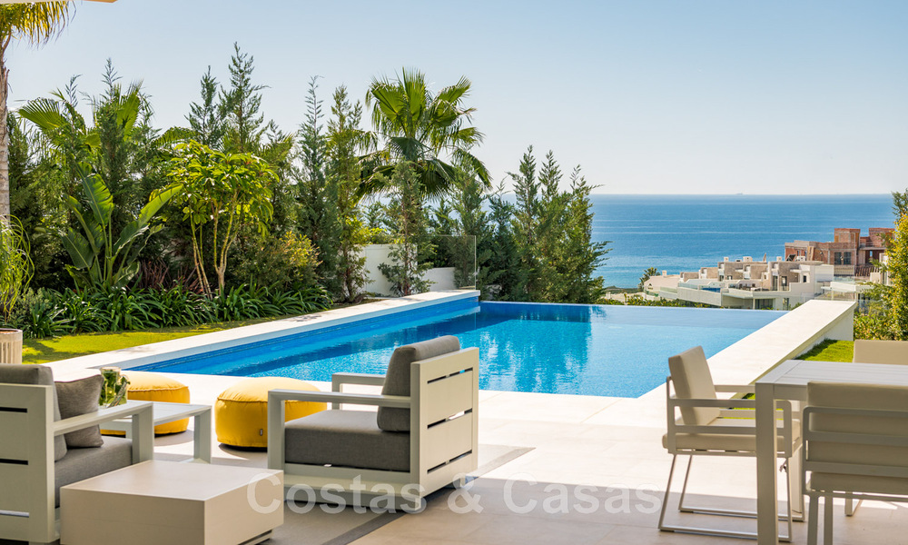 Se vende villa moderna, lista para entrar a vivir, en primera línea de golf con impresionantes vistas al mar en Marbella Este 44984