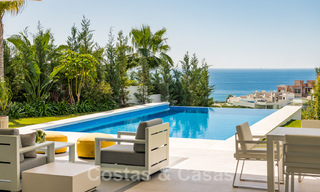 Se vende villa moderna, lista para entrar a vivir, en primera línea de golf con impresionantes vistas al mar en Marbella Este 44984 