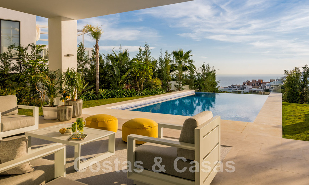 Se vende villa moderna, lista para entrar a vivir, en primera línea de golf con impresionantes vistas al mar en Marbella Este 44986
