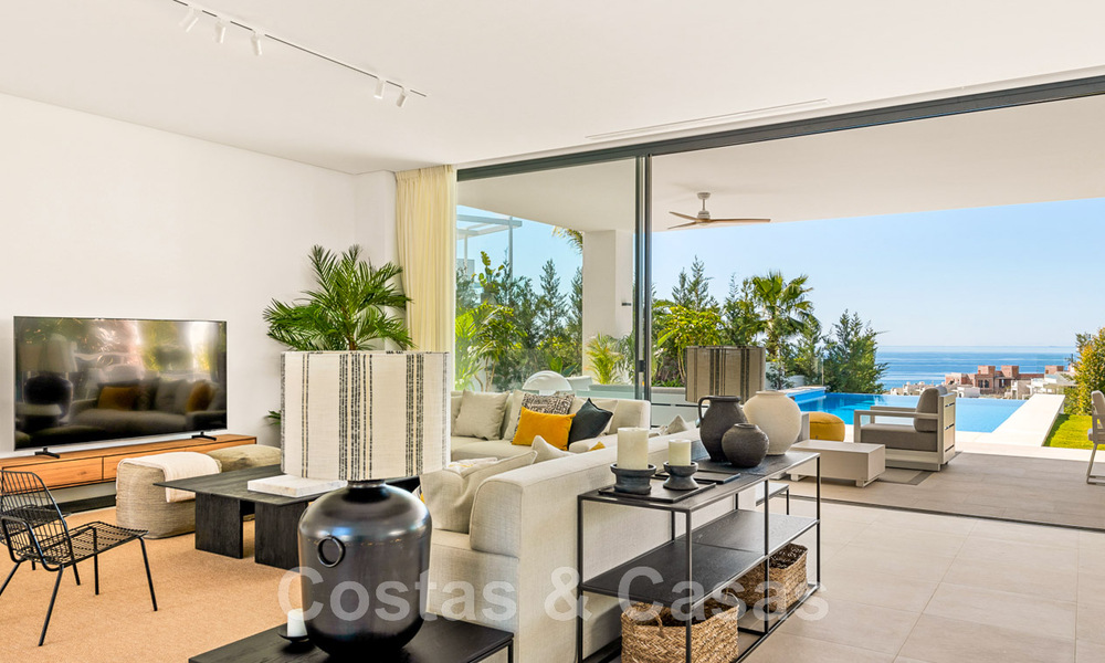 Se vende villa moderna, lista para entrar a vivir, en primera línea de golf con impresionantes vistas al mar en Marbella Este 44987