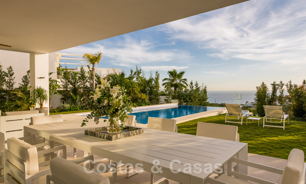 Se vende villa moderna, lista para entrar a vivir, en primera línea de golf con impresionantes vistas al mar en Marbella Este 44989