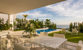 Se vende villa moderna, lista para entrar a vivir, en primera línea de golf con impresionantes vistas al mar en Marbella Este 44989 