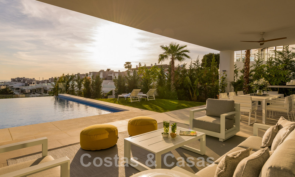 Se vende villa moderna, lista para entrar a vivir, en primera línea de golf con impresionantes vistas al mar en Marbella Este 44990