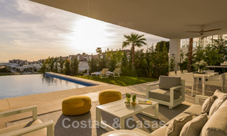 Se vende villa moderna, lista para entrar a vivir, en primera línea de golf con impresionantes vistas al mar en Marbella Este 44990 