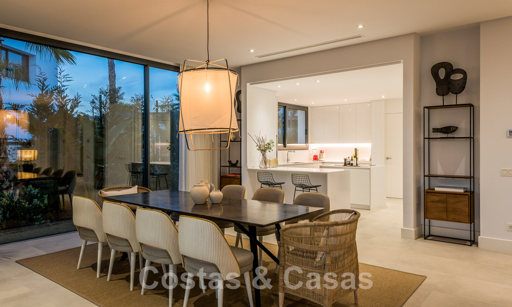 Se vende villa moderna, lista para entrar a vivir, en primera línea de golf con impresionantes vistas al mar en Marbella Este 44995