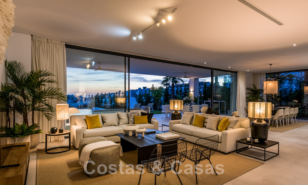 Se vende villa moderna, lista para entrar a vivir, en primera línea de golf con impresionantes vistas al mar en Marbella Este 44998