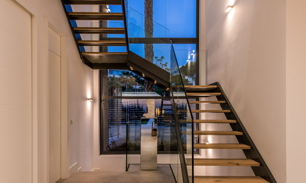 Se vende villa moderna, lista para entrar a vivir, en primera línea de golf con impresionantes vistas al mar en Marbella Este 44999